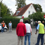 Mehrere Anwohner aus dem Bereich der Breslaustraße in Bayreuth trafen sich mit Politikern der Grünen zu einer Ortsbegehung. Grund dafür ist der Verkehrslärm durch die Hochbrücke und die B85. Foto: Katharina Adler