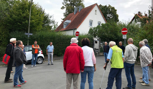 Mehrere Anwohner aus dem Bereich der Breslaustraße in Bayreuth trafen sich mit Politikern der Grünen zu einer Ortsbegehung. Grund dafür ist der Verkehrslärm durch die Hochbrücke und die B85. Foto: Katharina Adler