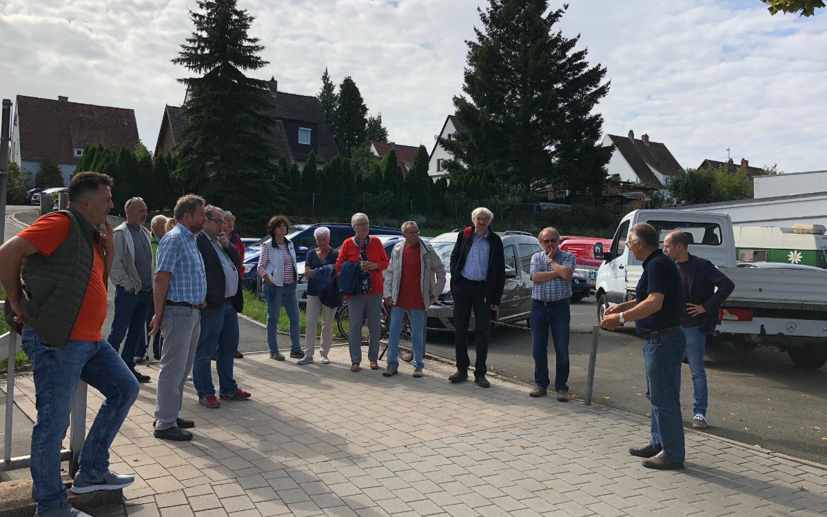 Mehrere Anwohner aus dem Bereich der Breslaustraße in Bayreuth trafen sich mit Politikern der Grünen zu einer Ortsbegehung. Grund dafür ist der Verkehrslärm durch die Hochbrücke und die B85. Foto: Katharina Adler