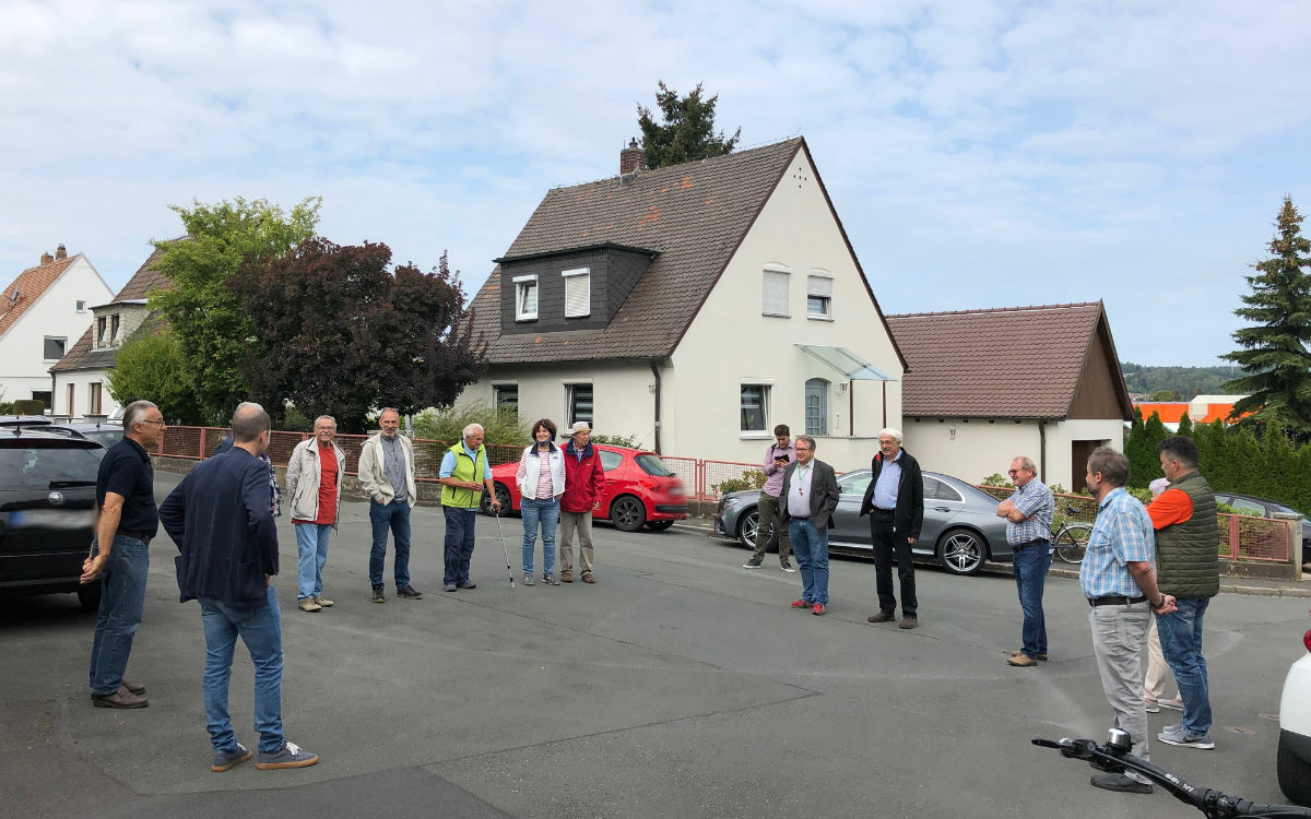 Mehrere Anwohner aus dem Bereich der Breslaustraße in Bayreuth trafen sich mit Politikern der Grünen zu einer Ortsbegehung. Grund dafür ist der Verkehrslärm durch die Hochbrücke und die B85. Foto: Katharina Adler