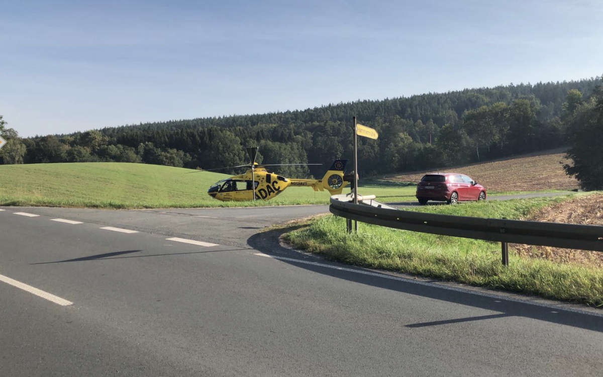 Unfall im Landkreis Bayreuth: In Creußen wurde bei einem Zusammenstoß zweier Autos eine Person im Auto eingeklemmt. Eine andere Person verlor das Bewusstsein. Foto: Raphael Weiß