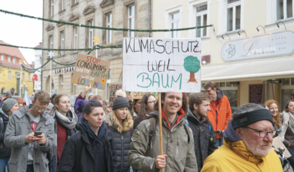 Demo in Bayreuth: Eine Menschenkette in der Maximilanstraße soll ein Zeichen für den Klimaschutz setzen. Archivfoto: Redaktion