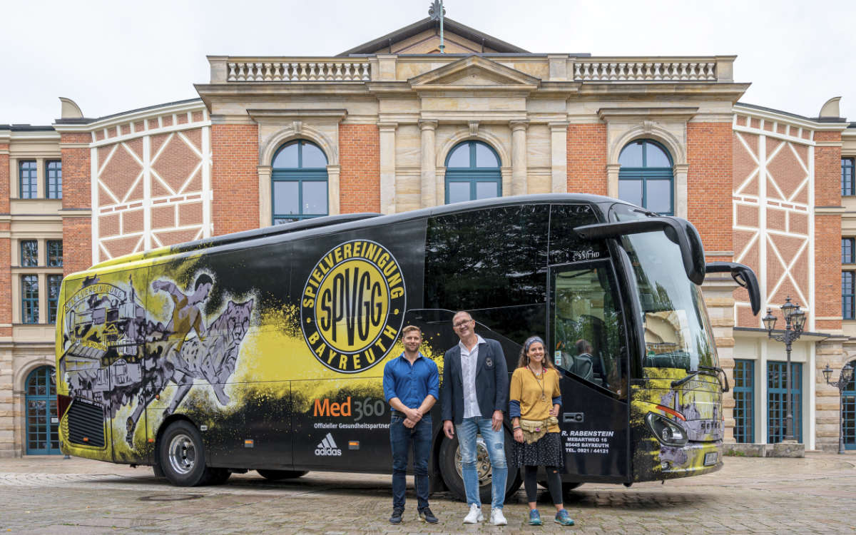 Der neue Mannschaftsbus der SpVgg Bayreuth – präsentiert von Marcel Rozgonyi (Technischer und Sportlicher Direktor), Dr. Wolfgang Gruber (Geschäftsführer) und die Künstlerin Annabel Adler. Foto: SpVgg Bayreuth