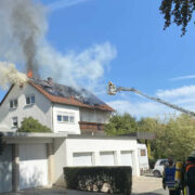 In Bayreuth steht am Samstag (19.9.2020) der Dachstuhl eines Hauses in Flammen. Foto: News5/Holzheimer