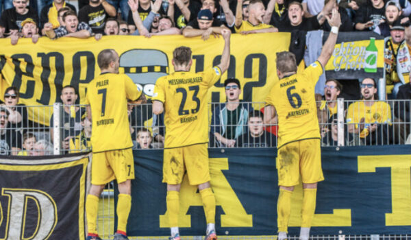 Das Schnelltestzentrum am Volksfestplatz wird wegen dem Fußballspiel der SpVgg Bayreuth (25. Mai) kurzfristig an die Turnhalle in der Johann-Sebastian-Bach-Straße verlegt. Archiv: Peter Glaser/SpVgg Bayreuth