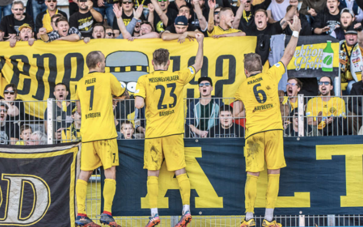 Das Schnelltestzentrum am Volksfestplatz wird wegen dem Fußballspiel der SpVgg Bayreuth (25. Mai) kurzfristig an die Turnhalle in der Johann-Sebastian-Bach-Straße verlegt. Archiv: Peter Glaser/SpVgg Bayreuth