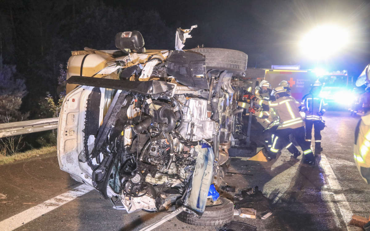 Auf der A70 in Richtung Bayreuth ist bei Thurnau ein Lkw umgekippt. Es kam zu mehreren Folgeunfällen. Drei Personen wurden verletzt. Foto: News 5/Holzheimer