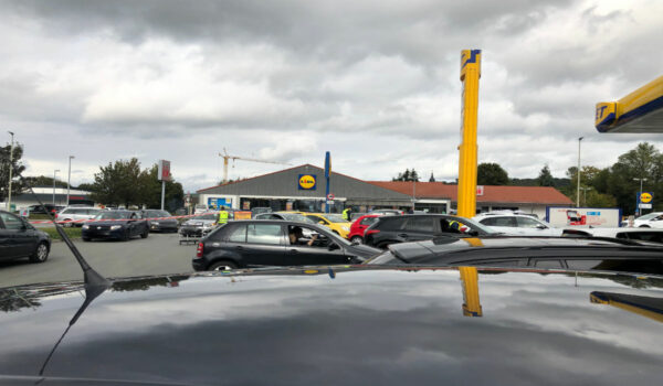 Verkehrschaos bei Gratis-Tank-Aktion in Bindlach. Archivfoto: Christoph Wiedemann