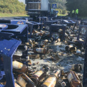 Bei der Autobahnauffahrt zur A70 bei Neudrossenfeld in Richtung Bamberg hat ein Bierlaster zahlreiche Bierflaschen und -kästen verloren. Foto: Frederik Eichstädt