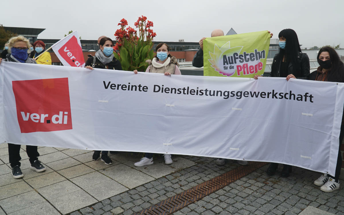 Streik vor dem Klinikum in Bayreuth. Pflege ist systemrelevant, heißt es von Seiten der Angestellten. Foto: Raphael Weiß