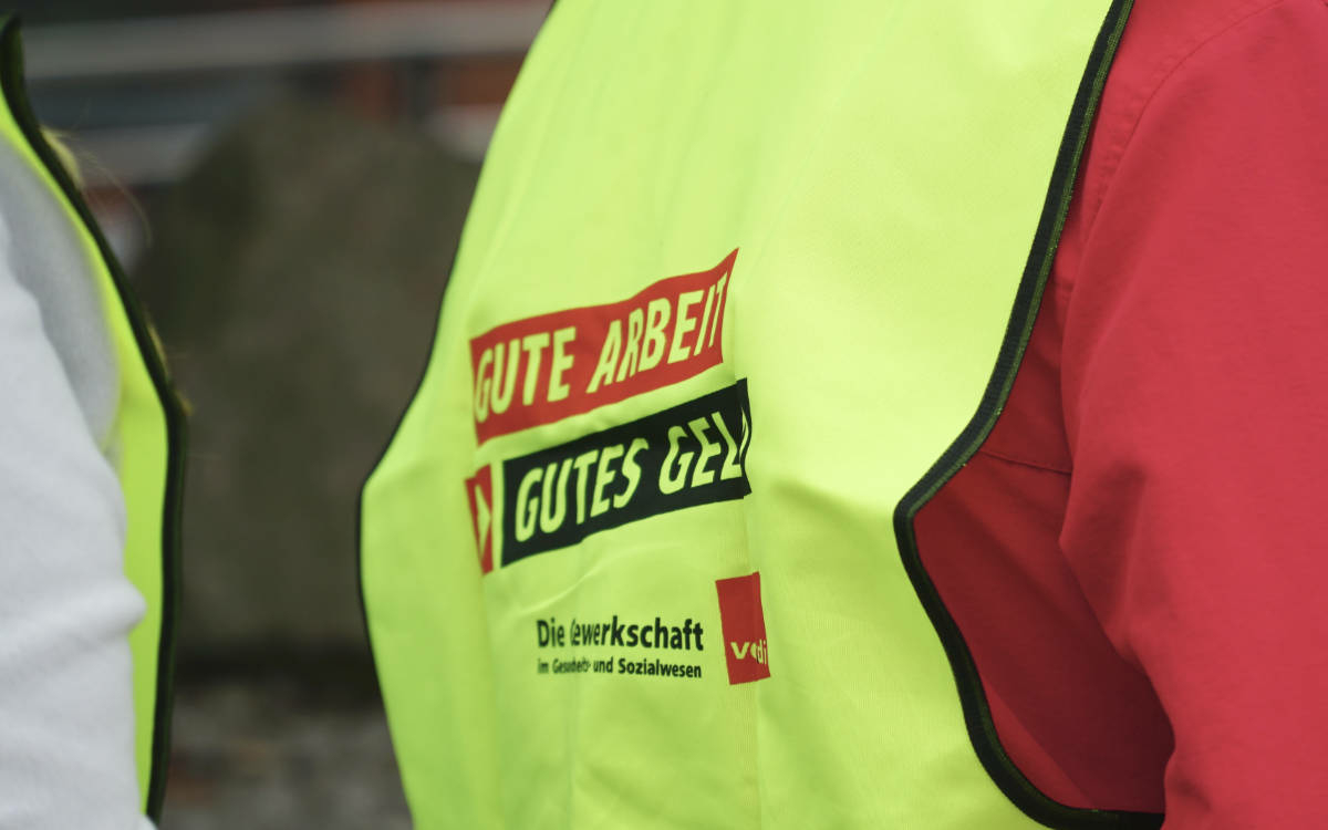 Streik vor dem Klinikum in Bayreuth. Die Angestellten fordern: 