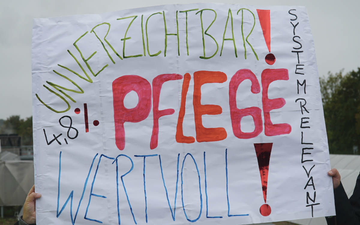 Pflege ist unverzichtbar, wertvoll und systemrelevant. Das sagen Angestellte des Klinikums beim Streik in Bayreuth. Foto: Raphael Weiß