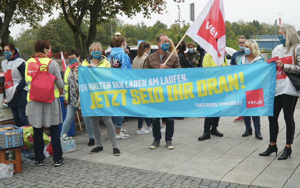 Streik in Bayreuth: Angestellte des Klinikums haben die Arbeit niedergelegt und demonstrieren. Foto: Raphael Weiß