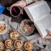 Ein gutes Buch, selbstgebackene Apfel-Zimt-Schnecken und ein heißer Tee: Schon ist der Alltag ganz weit weg. Foto: djd/www.messmer.de