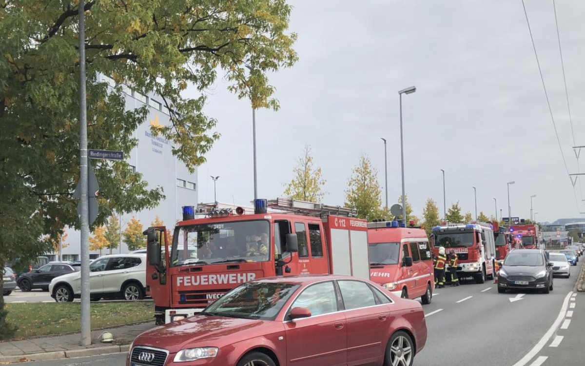 Großeinsatz von Polizei und Rettungskräften am Montag bei BAT in Bayreuth. Foto: Raphael Weiß