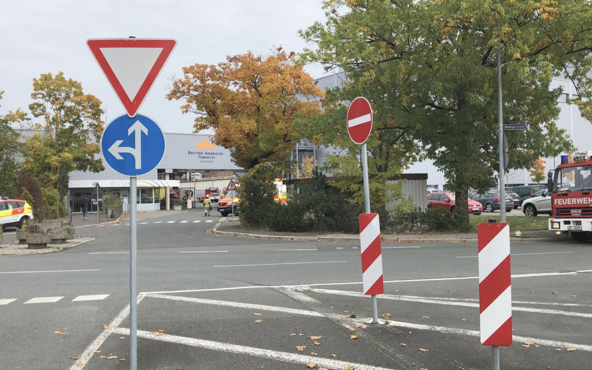 Großeinsatz von Polizei und Rettungskräften am Montag bei BAT in Bayreuth. Foto: Raphael Weiß