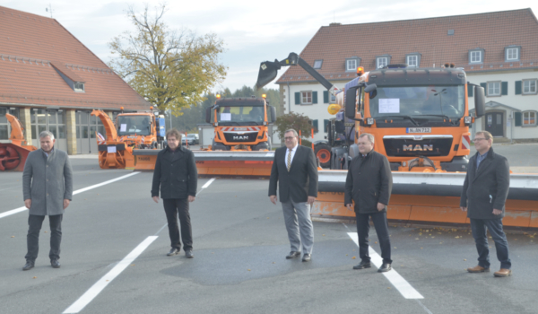 Bayreuth bekommt Technik-Kompetenzzentrum in Sachen Straßenbetriebsdienst auf den Autobahnen. Am Mittwoch wurde es vorgestellt. Gruppenfoto(von links): Stephan Krenz (Vorsitzender der Geschäftsführung der Autobahn GmbH), Matthias Wölfel (stellvertretender Leiter der Bayreuther Dienststelle), Siegfried Beck, der künftige Leiter des Kompetenzzentrums, Reinhard Pirner (Präsident Autobahndirektion Nordbayern) und Jörg Stricker, der Leiter der Autobahnmeisterei Trockau. Foto: Autobahndirektion Nordbayern