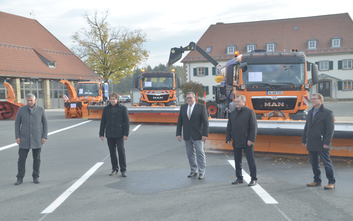 Bayreuth bekommt Technik-Kompetenzzentrum in Sachen Straßenbetriebsdienst auf den Autobahnen. Am Mittwoch wurde es vorgestellt. Gruppenfoto(von links): Stephan Krenz (Vorsitzender der Geschäftsführung der Autobahn GmbH), Matthias Wölfel (stellvertretender Leiter der Bayreuther Dienststelle), Siegfried Beck, der künftige Leiter des Kompetenzzentrums, Reinhard Pirner (Präsident Autobahndirektion Nordbayern) und Jörg Stricker, der Leiter der Autobahnmeisterei Trockau. Foto: Autobahndirektion Nordbayern