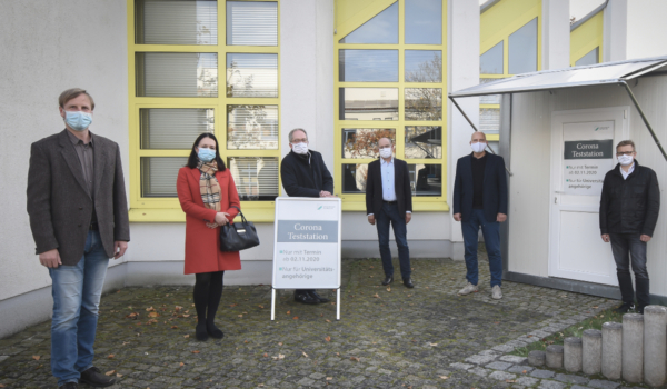 An der Corona-Teststation auf dem Bayreuther Unicampus, v.l.: Dr. Reiner Hofmann (Medizincampus Oberfranken und Universität Bayreuth), Monika Pizon (Ph.D.) vom Labor Dr. Pachmann, Universitätspräsident Prof. Dr. Stefan Leible und Kanzler Dr. Markus Zanner, Prof. Dr. mult. Eckhard Nagel (Institut für Medizinmanagement und Gesundheitswissenschaften) sowie Markus Ruckdeschel (BRK). Dr. Klaus von Stetten vom Bayreuther Gesundheitsamt konnte den Fototermin leider nicht wahrnehmen. Foto: UBT