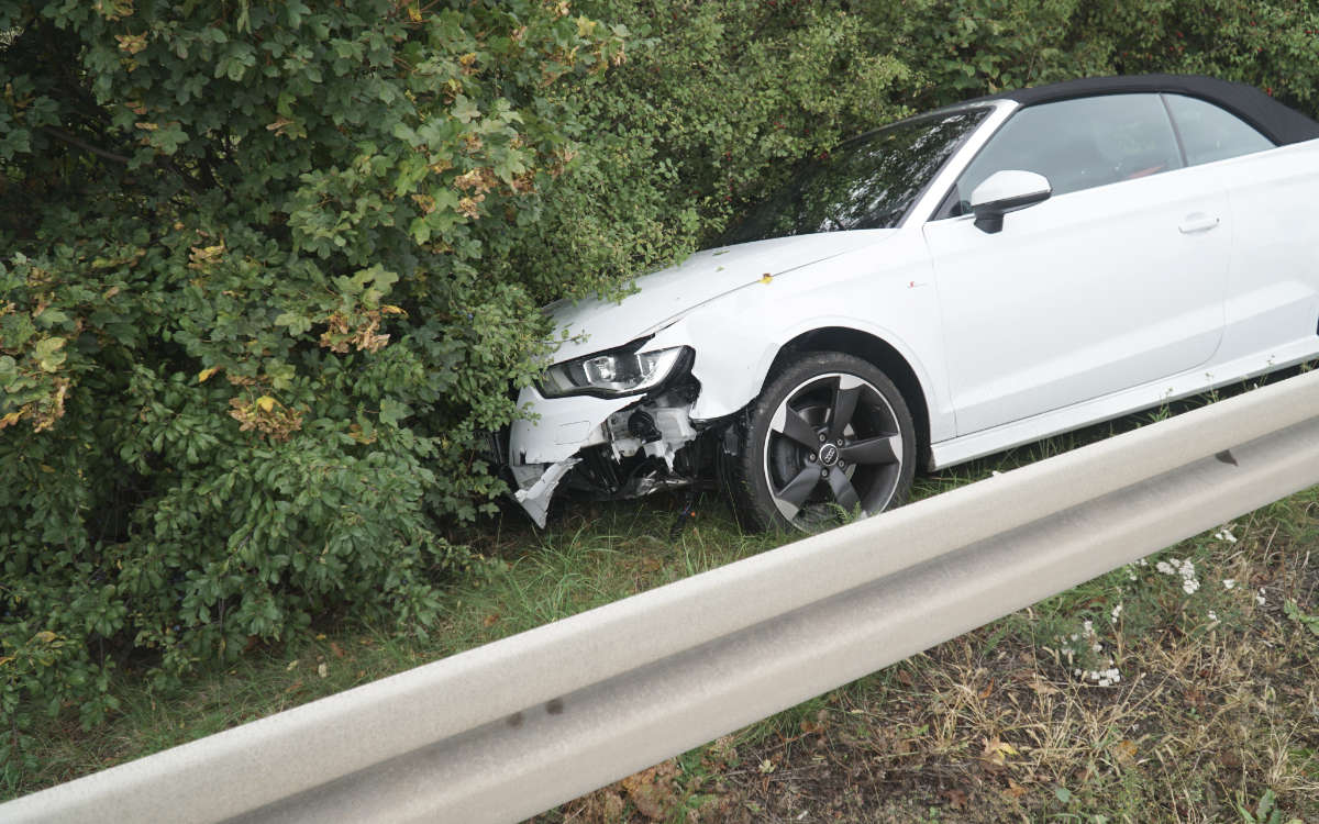 Ein Auto hat am Montag (12.10.2020) in Bayreuth die Leitplanke bei der Hochbrücke durchbrochen. In Folge bauten auch zwei weitere Autos einen Unfall. Foto: Redaktion