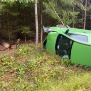 Bei Creußen im Kreis Bayreuth ist am Samstag, 17. Oktober 2020, ein Unfall geschehen. Der Fahrer wollte nach ersten Informationen einem Reh ausweichen. Foto: News5/ Holzheimer