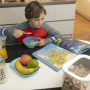 Ein ausgewogenes Frühstück fördert bei Kindern Aufmerksamkeit und Gedächtnisleistung. Foto: AOK-Mediendienst