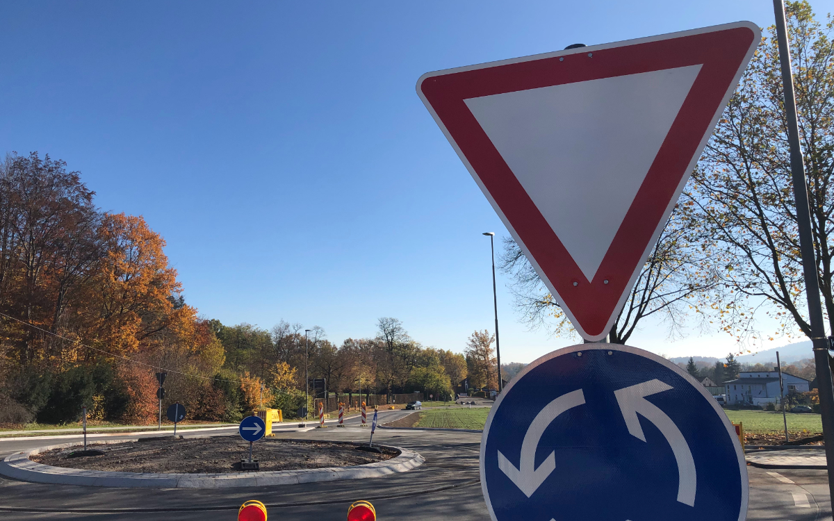 Am Donnerstag (5.11.2020) ist der Kreisverkehr Königsallee / Ochsenhut / Eremitenhofstraße für den Verkehr freigegeben worden. Foto: Raphael Weiß