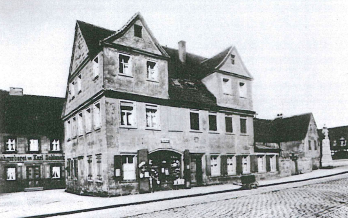 Haus Luitpoldplatz 23, links Gerberei Schlenck, nach 1905. Foto: Landesbildstelle Nr. 4515