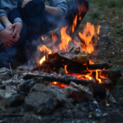 In Bayreuth haben Jugendliche ein Lagerfeuer veranstaltet. In deren Feuerstelle entdeckte die Polizei ein Straßenschild. Symbolfoto: Pixabay