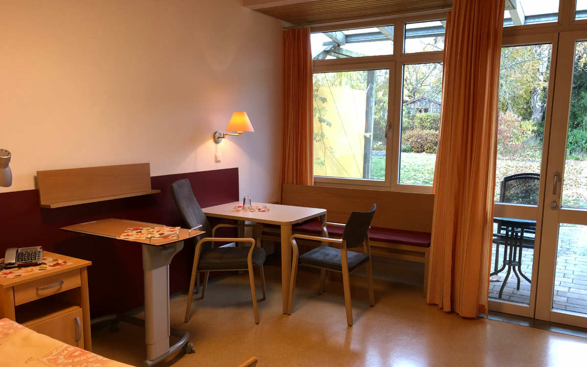 So sieht ein Zimmer im Albert-Schweitzer-Hospiz in Bayreuth aus. Foto: Katharina Adler