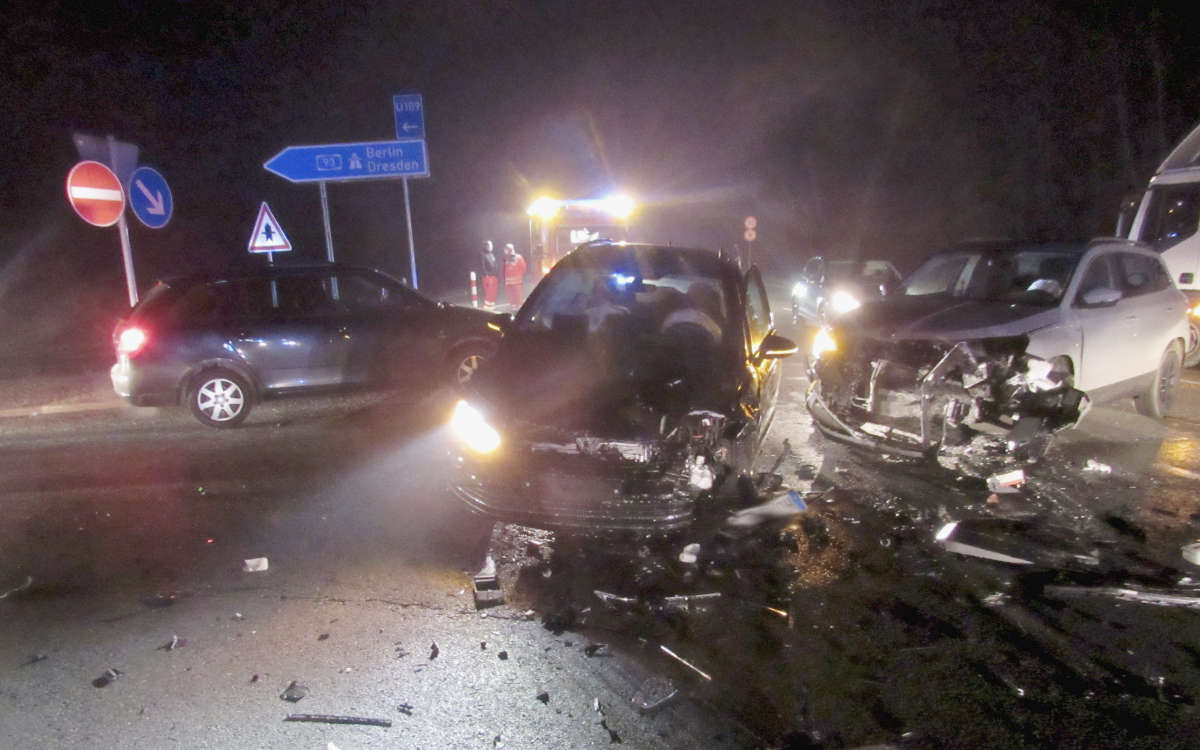 Gegenverkehr übersehen: Zwei Frauen aus Oberfranken verletzt - Trümmerfeld an Autobahnauffahrt. Foto: Polizeiinspektion Hof