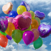 Drei Luftballons fanden Beamte der Polizei Hof neben der A9 bei Münchberg in Oberfranken. Sie gehörten einem frisch vermählten Ehepaar. Foto: pixabay