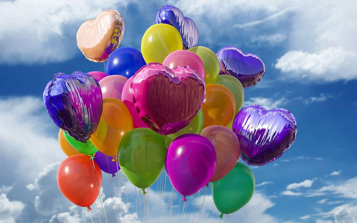 Drei Luftballons fanden Beamte der Polizei Hof neben der A9 bei Münchberg in Oberfranken. Sie gehörten einem frisch vermählten Ehepaar. Foto: pixabay