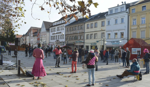 Aktivisten haben in Bayreuth gegen ein großes Bauprojekt und die Rodung des Dannenröder Forst demonstriert. Foto: dannibleibt_bt