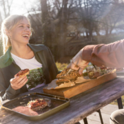 Eine vegane Brotzeit á la Bleed (Link zum Rezept gibt es unten im Text). Foto: Kristoffer Schwetje/Bleed