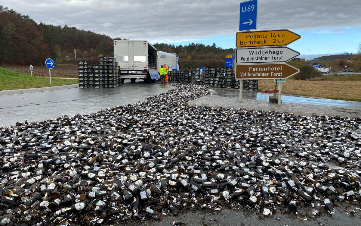 Bierlaster verliert im Kreis Bayreuth gesamte Ladung. Foto: Merzbach/NEWS5