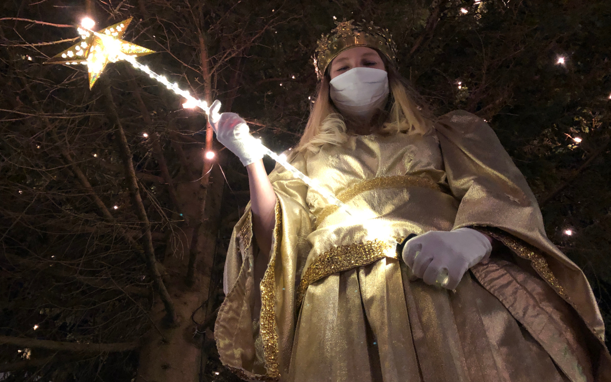 Am Montagabend (23.11.2020) hat das diesjährige Bayreuther Christkind die Fußgängerzone und den Christbaum symbolisch illuminiert. Foto: Raphael Weiß