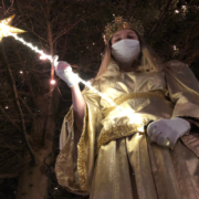 Am Montagabend (23.11.2020) hat das diesjährige Bayreuther Christkind die Fußgängerzone und den Christbaum symbolisch illuminiert. Foto: Raphael Weiß