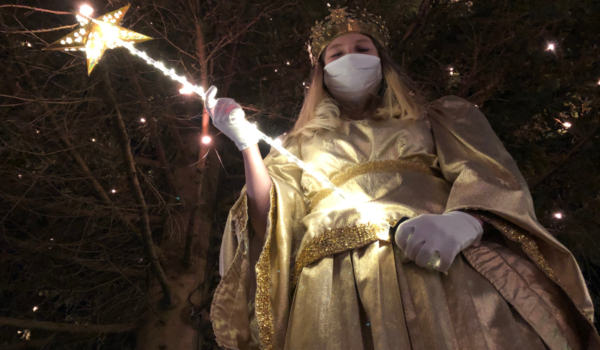 Am Montagabend (23.11.2020) hat das diesjährige Bayreuther Christkind die Fußgängerzone und den Christbaum symbolisch illuminiert. Foto: Raphael Weiß