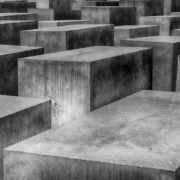 Der Bayreuther Stadtrat hat entschieden, welches Mahnmal in Bayreuth zum Gedenken an die jüdischen Bayreuther, die während der Shoah deportiert und ermordet worden, errichtet werden soll. Symbolfoto: Pixabay