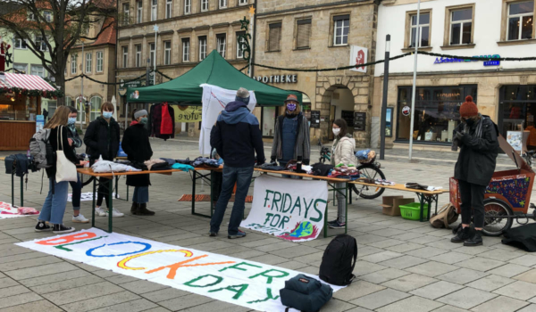 Die Bewegung Fridays For Future in Bayreuth hat auf dem Marktplatz am Neptunbrunnen eine Tauschbörse veranstaltet. Foto: Katharina Adler