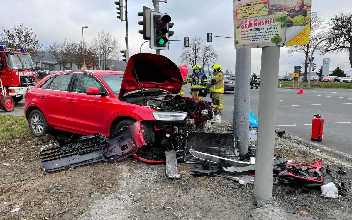 Unfall auf der B303 bei Wirsberg. Die Straße ist komplett gesperrt. Foto: News5/Fricke