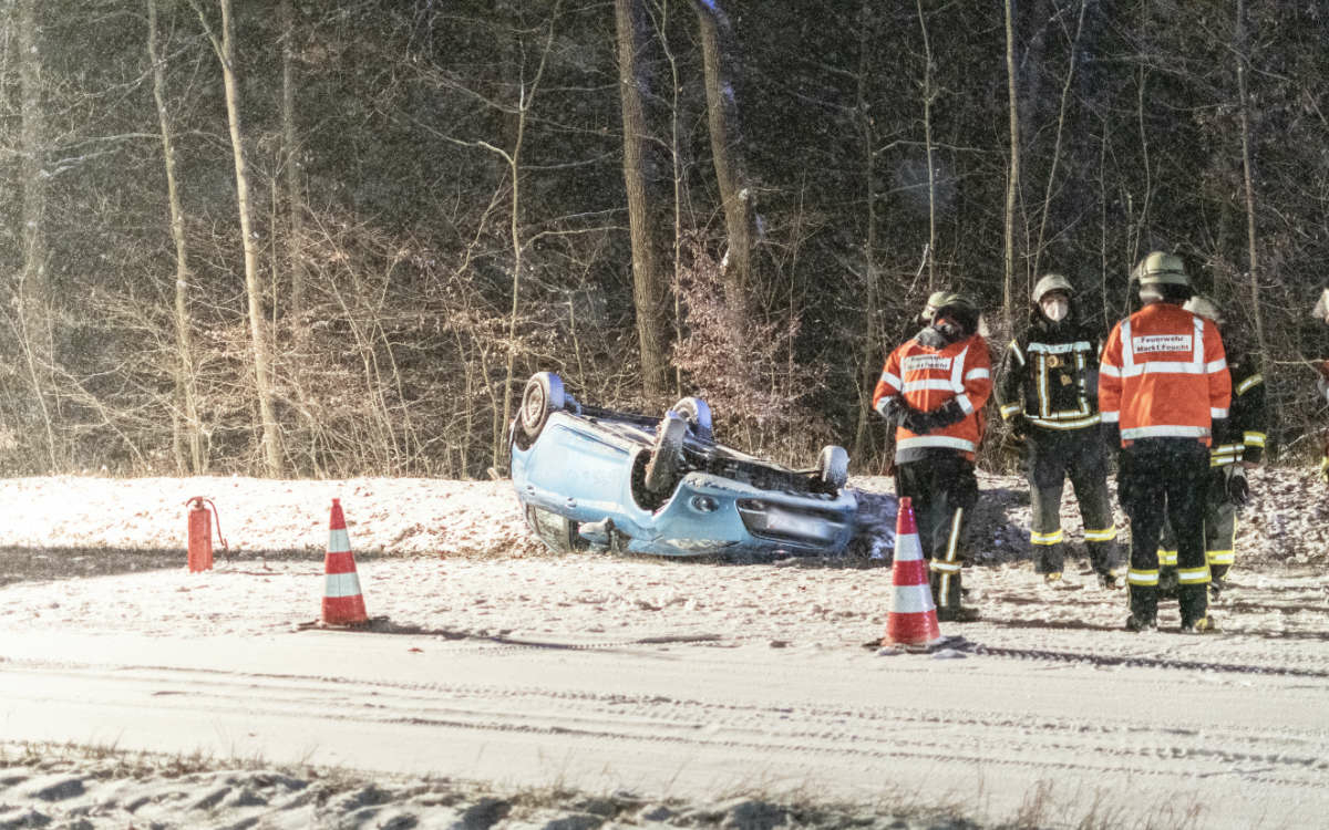 Ein Auto rutschte in Franken am Dienstag (1.12.2020) wegen Schnee in den Graben und überschlug sich. Foto: News5/Bauernfeind