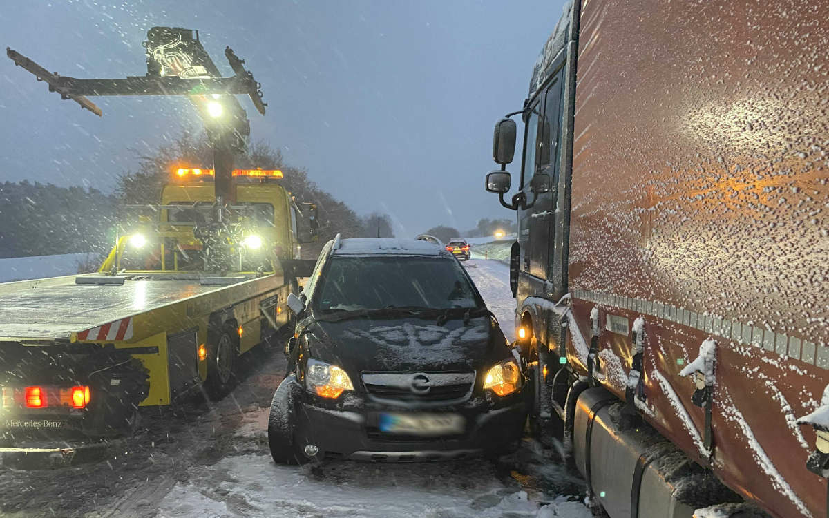 Wegen Schnee gab es am Dienstag (1.12.2020) Verkehrschaos im Landkreis Bamberg. Foto: News5/Merzbach