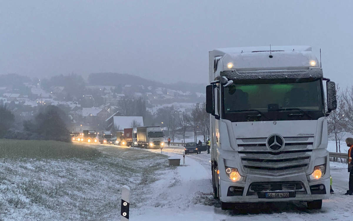 Wegen Schnee gab es am Dienstag (1.12.2020) Verkehrschaos im Landkreis Bamberg. Foto: News5/Merzbach