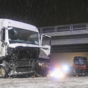 Schwerer Unfall zwischen zwei Lkw am Dienstagmorgen (1.12.2020) im Kreis Bamberg bei Hirschaid. Foto: News 5/Merzbach