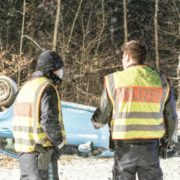 In Mittelfranken (bei Fürth) hat sich ein Auto wegen schneebedeckten Straßen überschlagen und ist im Graben gelandet. In Bayreuth gab es nur wenige Unfälle. Foto: News5/Bauernfeind