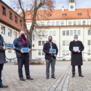 Die Stadt Bayreuth investiert rund 1 Million Euro in ein schnelles Internet für alle 23 Schulen in Bayreuth. v.l.: Christian Kramer (Schulleiter GMG), Jürgen Bayer (Geschäftsführer Stadtwerke Bayreuth), Sven Schorer (Prokurist und Teil der Geschäftsführung von TMT), Oberbürgermeister Thomas Ebersberger, Peter Maisel (Geschäftsführer TMT) stehen vor dem GMG. Foto: Stadtwerke Bayreuth