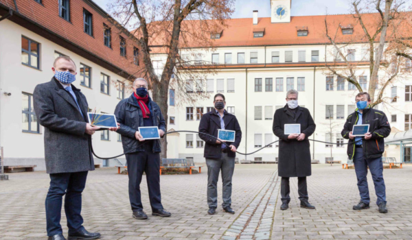 Die Stadt Bayreuth investiert rund 1 Million Euro in ein schnelles Internet für alle 23 Schulen in Bayreuth. v.l.: Christian Kramer (Schulleiter GMG), Jürgen Bayer (Geschäftsführer Stadtwerke Bayreuth), Sven Schorer (Prokurist und Teil der Geschäftsführung von TMT), Oberbürgermeister Thomas Ebersberger, Peter Maisel (Geschäftsführer TMT) stehen vor dem GMG. Foto: Stadtwerke Bayreuth