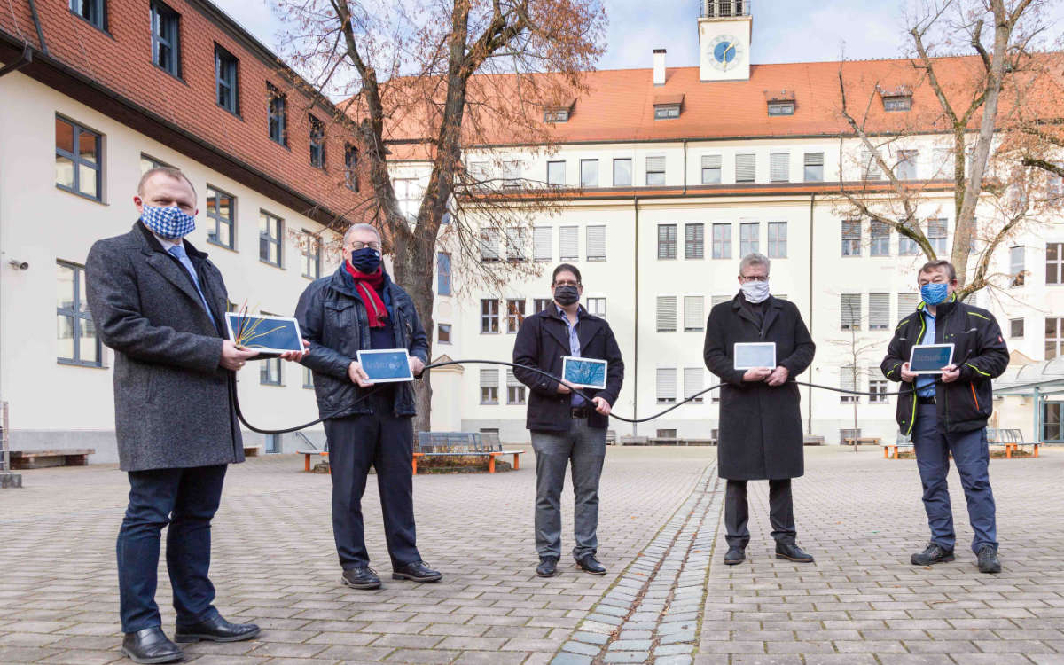 Die Stadt Bayreuth investiert rund 1 Million Euro in ein schnelles Internet für alle 23 Schulen in Bayreuth. v.l.: Christian Kramer (Schulleiter GMG), Jürgen Bayer (Geschäftsführer Stadtwerke Bayreuth), Sven Schorer (Prokurist und Teil der Geschäftsführung von TMT), Oberbürgermeister Thomas Ebersberger, Peter Maisel (Geschäftsführer TMT) stehen vor dem GMG. Foto: Stadtwerke Bayreuth